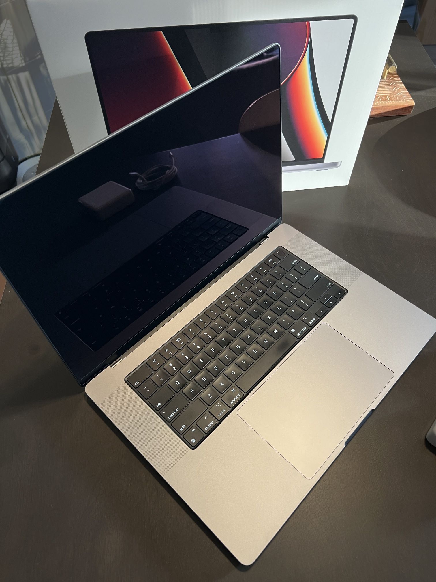 MacBook pro 16 M1MAX 64GB ram 2TB Storage
