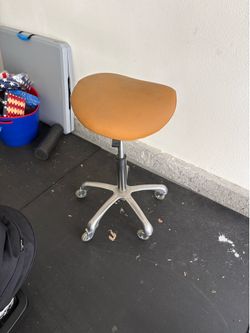 Ergonomic desk chair