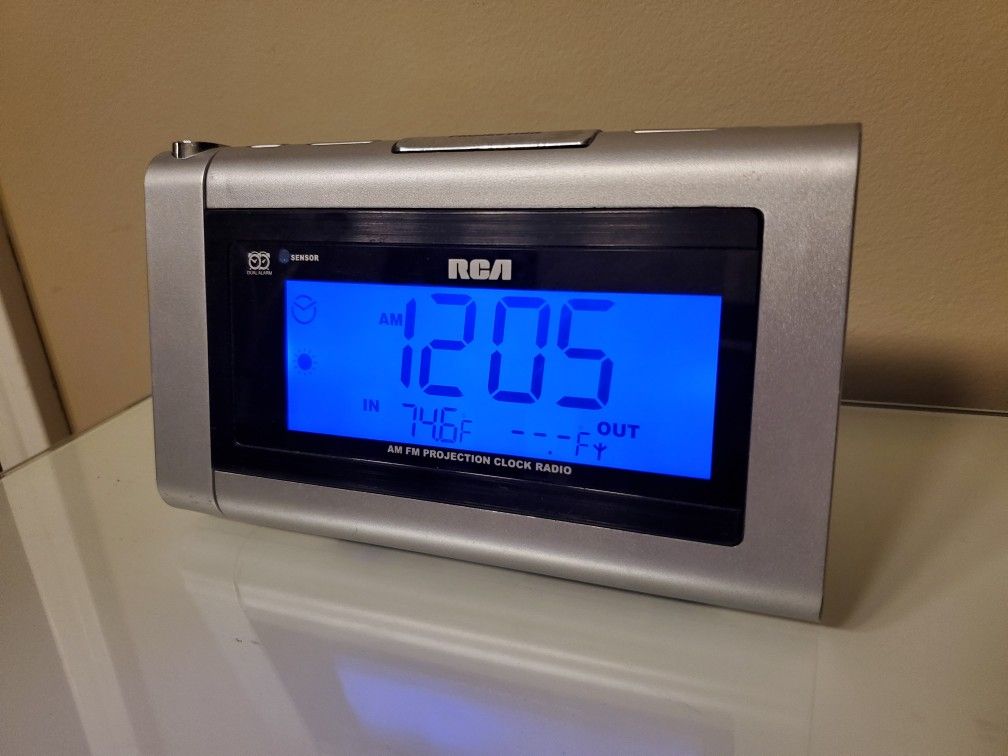 RCA Model No. RP5440A: AM FM Projection Clock Radio