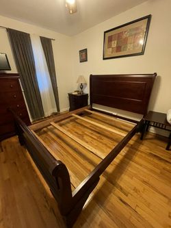 3-piece Cherry Wood Sleigh Style Traditional Bedroom Set