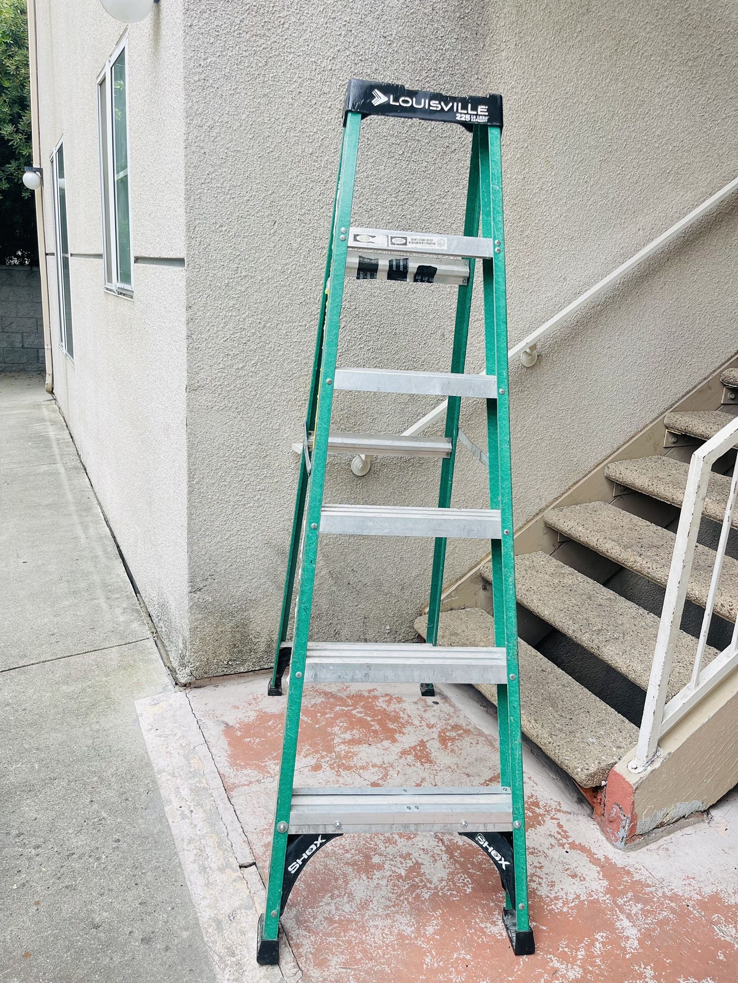 LOUISVILLE LADDER Stepladder: 6 ft Ladder Size, Fiberglass, 225 lb Load Capacity, 16 lb Wt