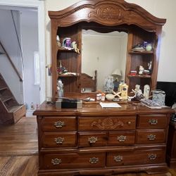 QUEEN SIZE REAL WOOD BED ROOM SET ( USED ) 