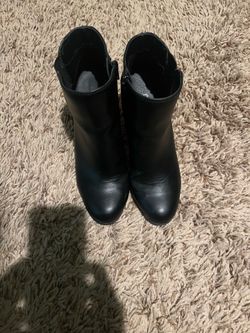 Size 7 women’s boots with zipper