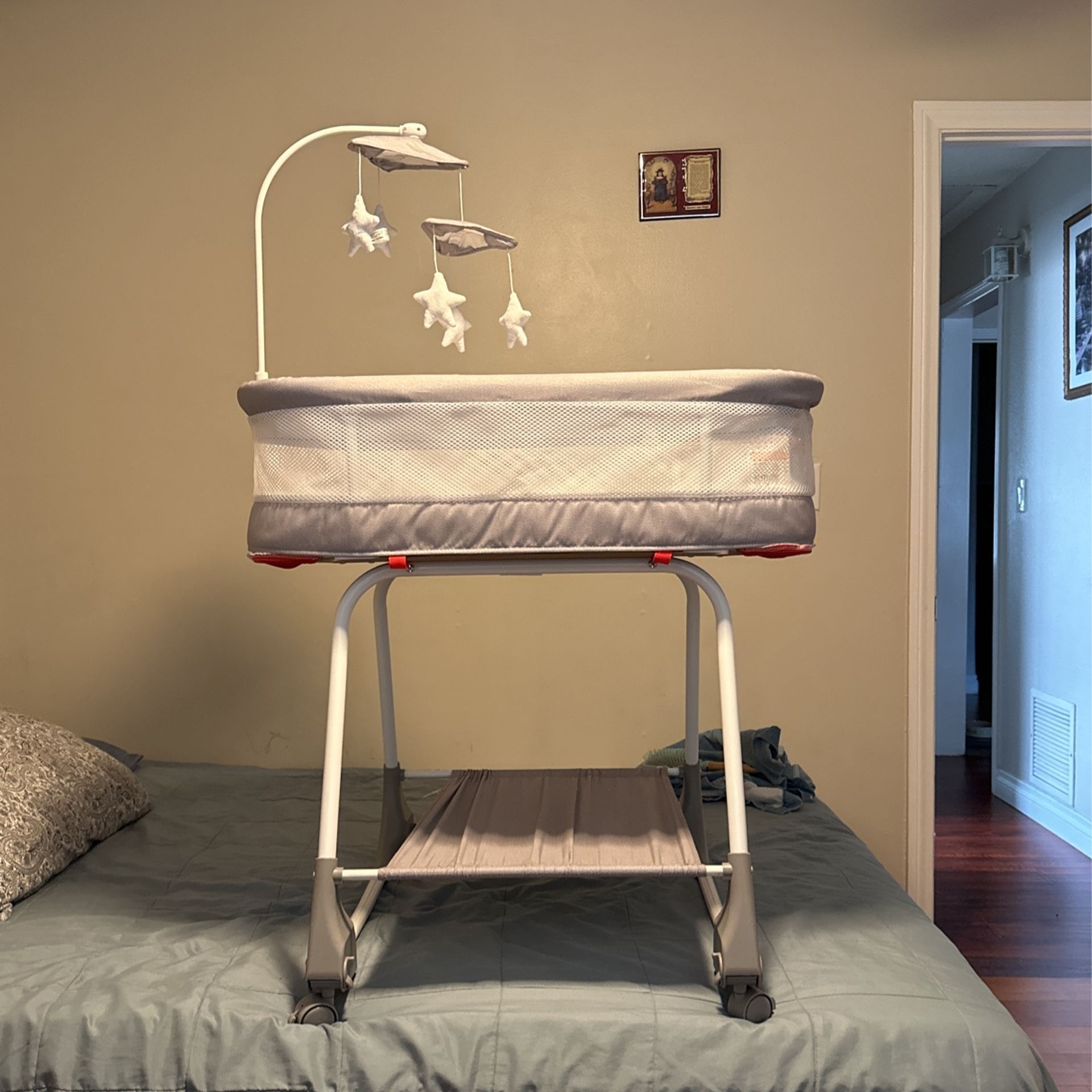 Bassinet With Air Flow Mesh