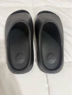 Yeezy slides size 9 NEW