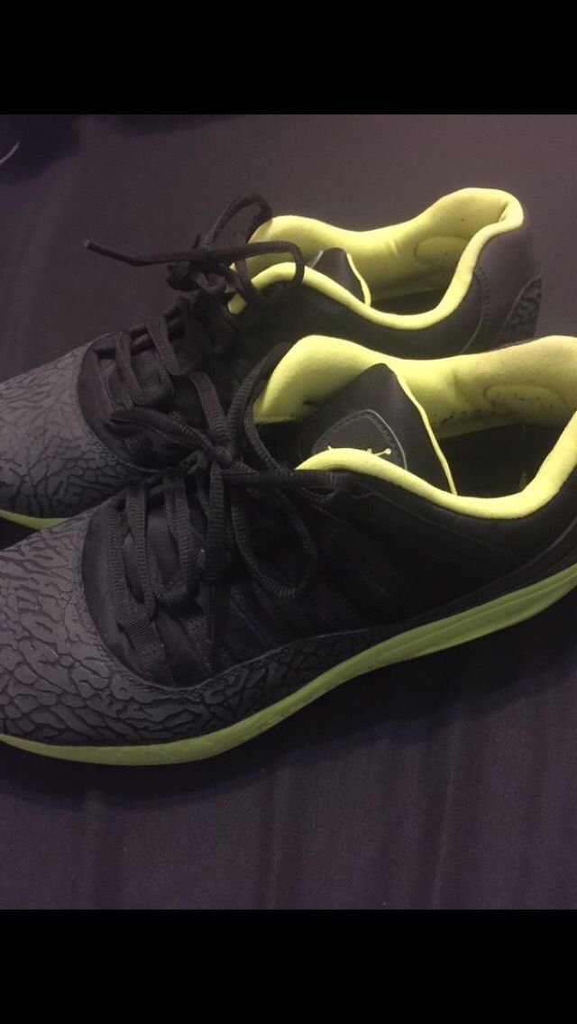 Jordan Black Volt CMFT 11s Sz. 10- 40$