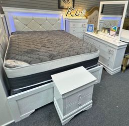 ✨🎁 Queen size bed frame, headboard, mattress and box spring included, all brand new.🚚