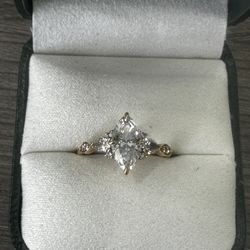 1.5 Marquise Diamond Ring (E VS1, 18k Gold)