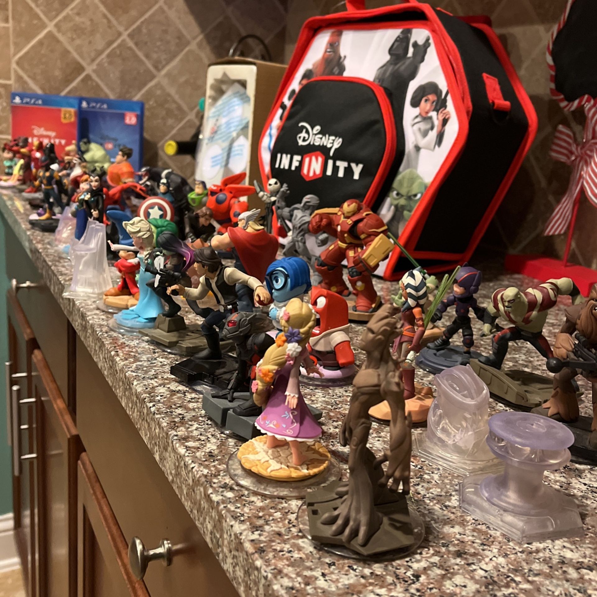 Disney infinity 3.0 and 2.0 With 45 Characters For Ps4 And Carrying Case
