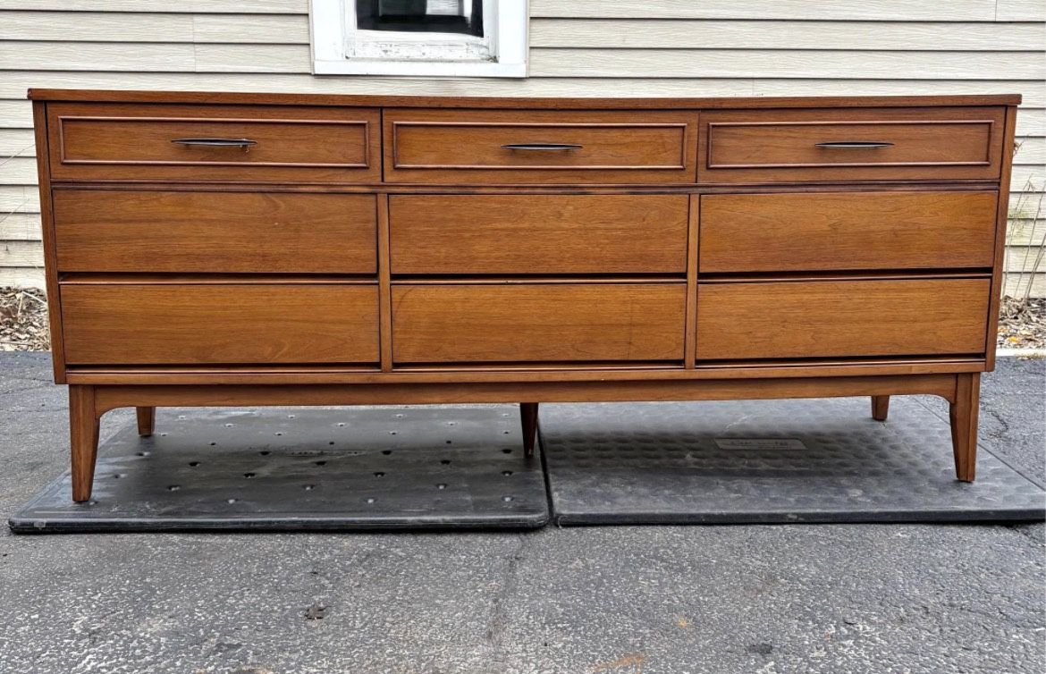 Mid Century Modern 9 Drawer Dresser/Credenza/Media center.