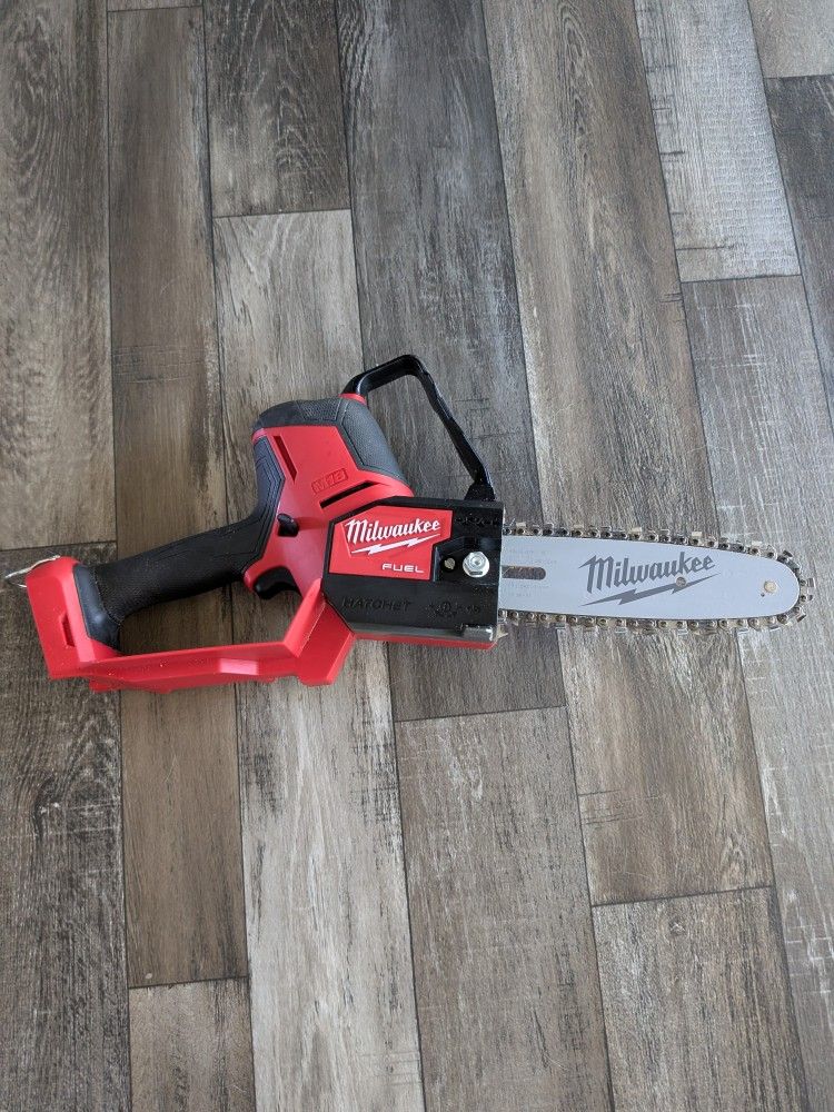 Milwaukee 18V Lithium-Ion Brushless Electric Battery Chainsaw HATCHET Pruning Saw with Extra 8 in. Saw Chain