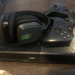 Xbox One With  2  Controller And A10 Headphones Mic
