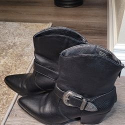 Women's black boot size 7 1/2