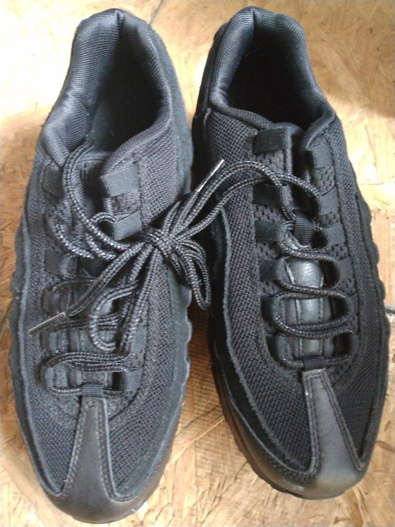 Size 6 Nike Air Tennis Shoes