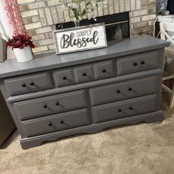 ✨✨GORGEOUS GRAY LONG 7 DRAWER DRESSER BY BROYHILL✨✨