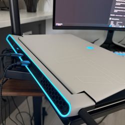 Dell Alienware X17 R2 With Alienware 34” Curved Gaming Monitor