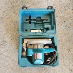 Makita 7 1/2 inch circular saw with new spare blade.