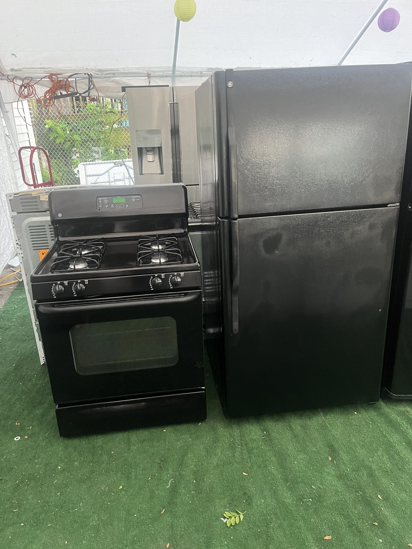 Refrigerador General Electric 33 Pulgadas De Ancho 68 De Alto Y Estufa De Gas 30 Puñaladas