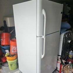 FRIGIDAIRE Refrigerator