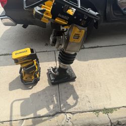 Dewalt Power Shift DCPS660  Jumping Jack Like New Wiht 2 Batteries In The Charger