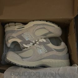 New Balance 2002R