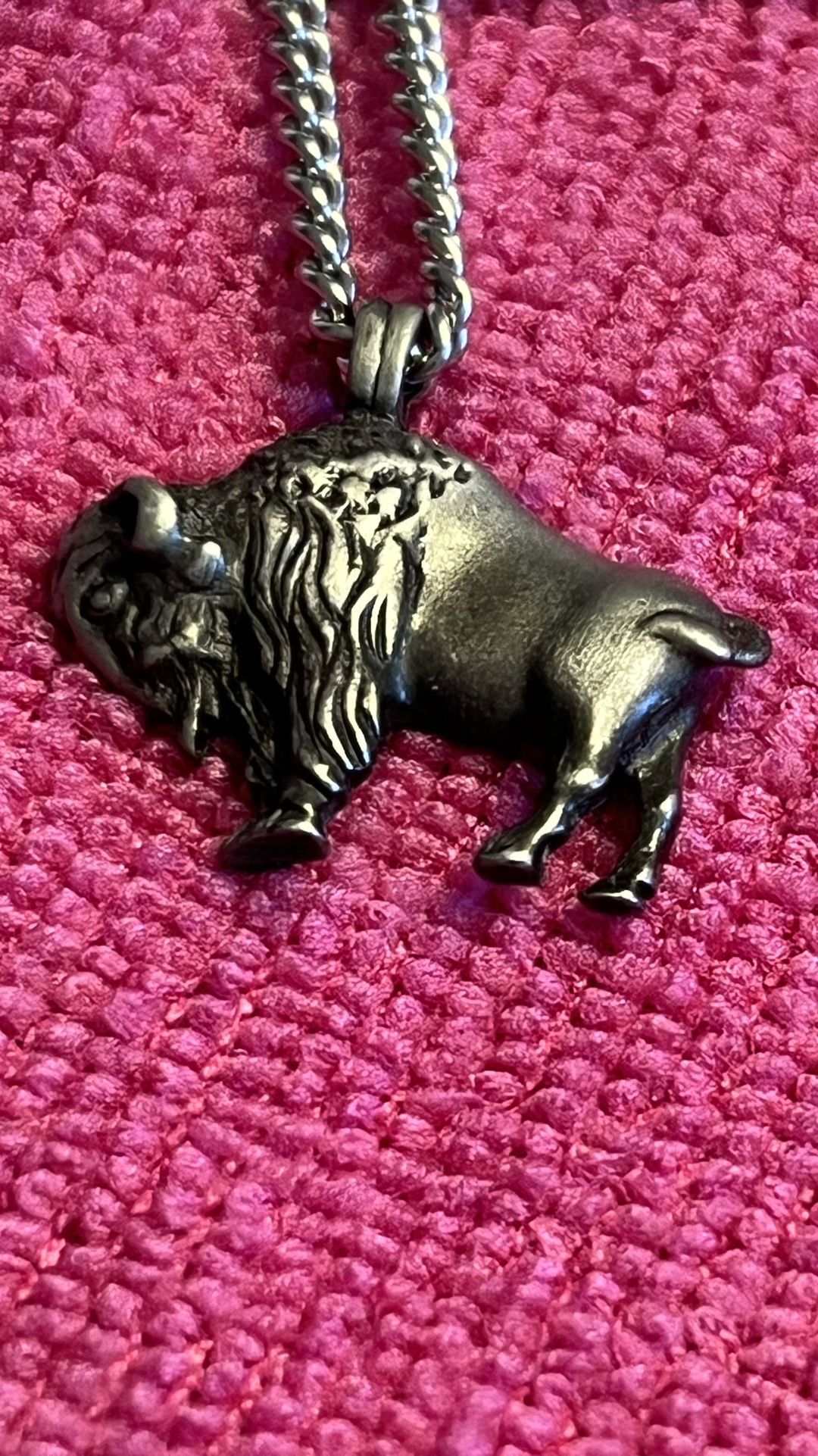 Buffalo Pewter Avon Buffalo Pendant Stamped Avon silver pewter curb chain.New Never been used 