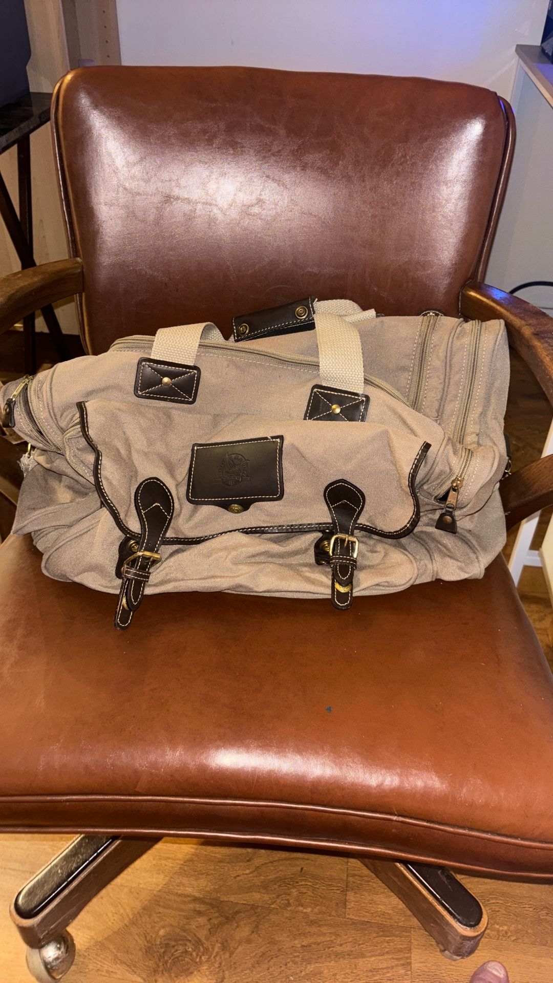 Eddie Bauer Ford 1990s Vintage Canvas/ Leather Trim Travel Duffel Bag. Excellent condition -