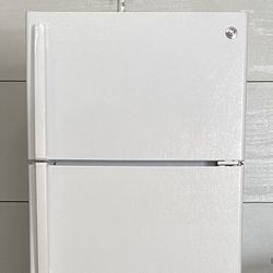 GE Refrigerator 17.5 Cu. Ft. Excellent Condition. 