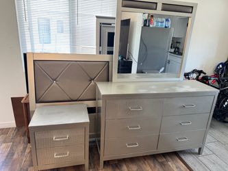 Bedroom Set with Dresser, Mirror, Nightstand & Headboard and vanity