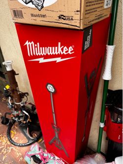 Milwaukee rocket light