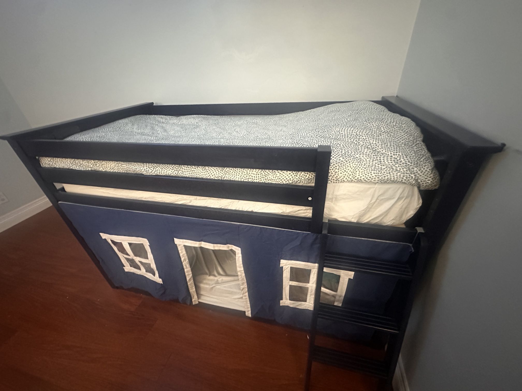 Twin Bunk Bed With Mattress/blancets & bedding set