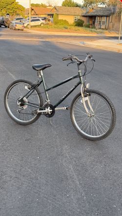 Huffy Manitoba DX 18-Speed Mountain Bike with 26” wheels