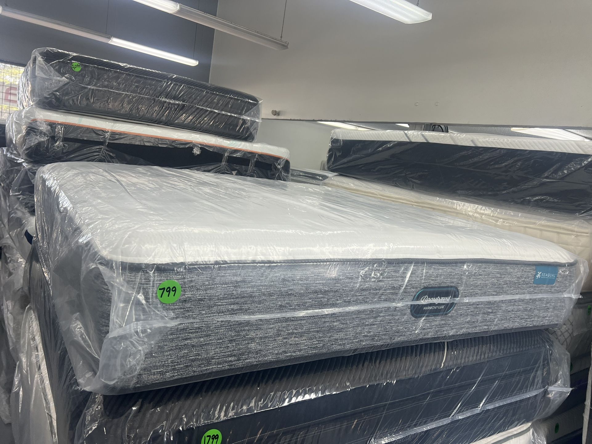 KING SIZE SIMMONS BEAUTYREST HARMONY LUX MATTRESS & BOX SPRINGS BED SET