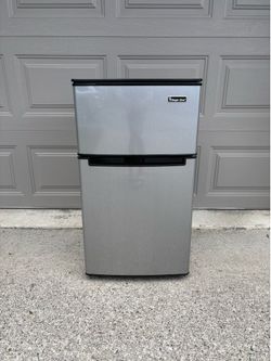 Compact Fridge Freezer Combo - Magic Chef - Like New