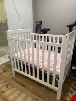 White Mini convertible crib