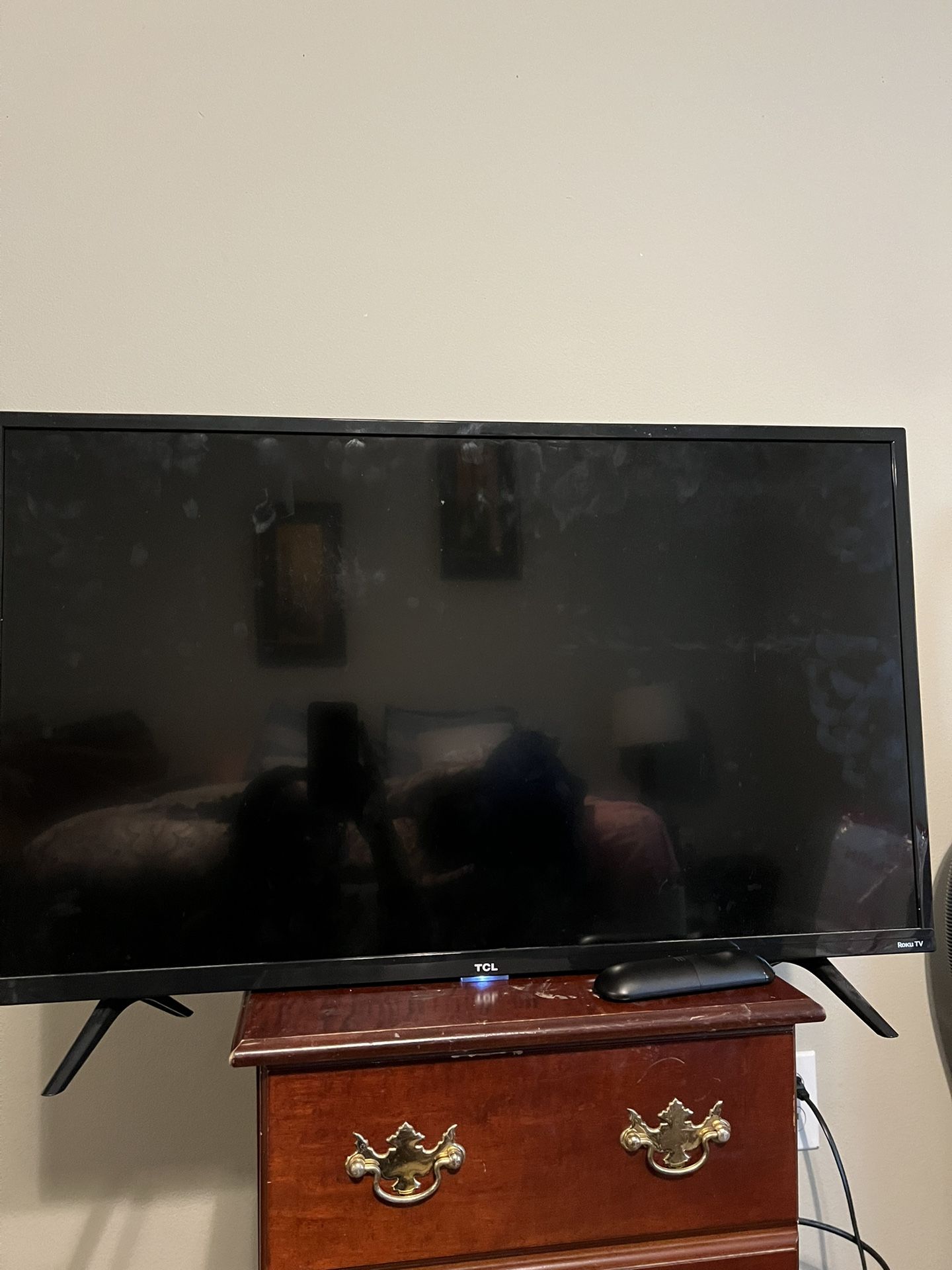 TCL  smart tv w/Roku
