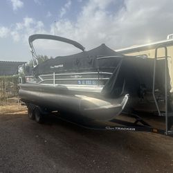 Pontoon boat