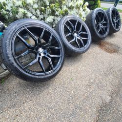 22 Inch Gloss Black Rims . Tire Size 275/40R22 ( Bolt Pattern 5x114.3mm)