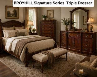 BROYHILL SIGNATURE SERIES Triple Dresser