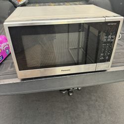 Panasonic 1.3 cu ft Countertop Microwave Oven in Glass Door