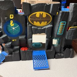 Batman Playset Working With Figures Folds Up