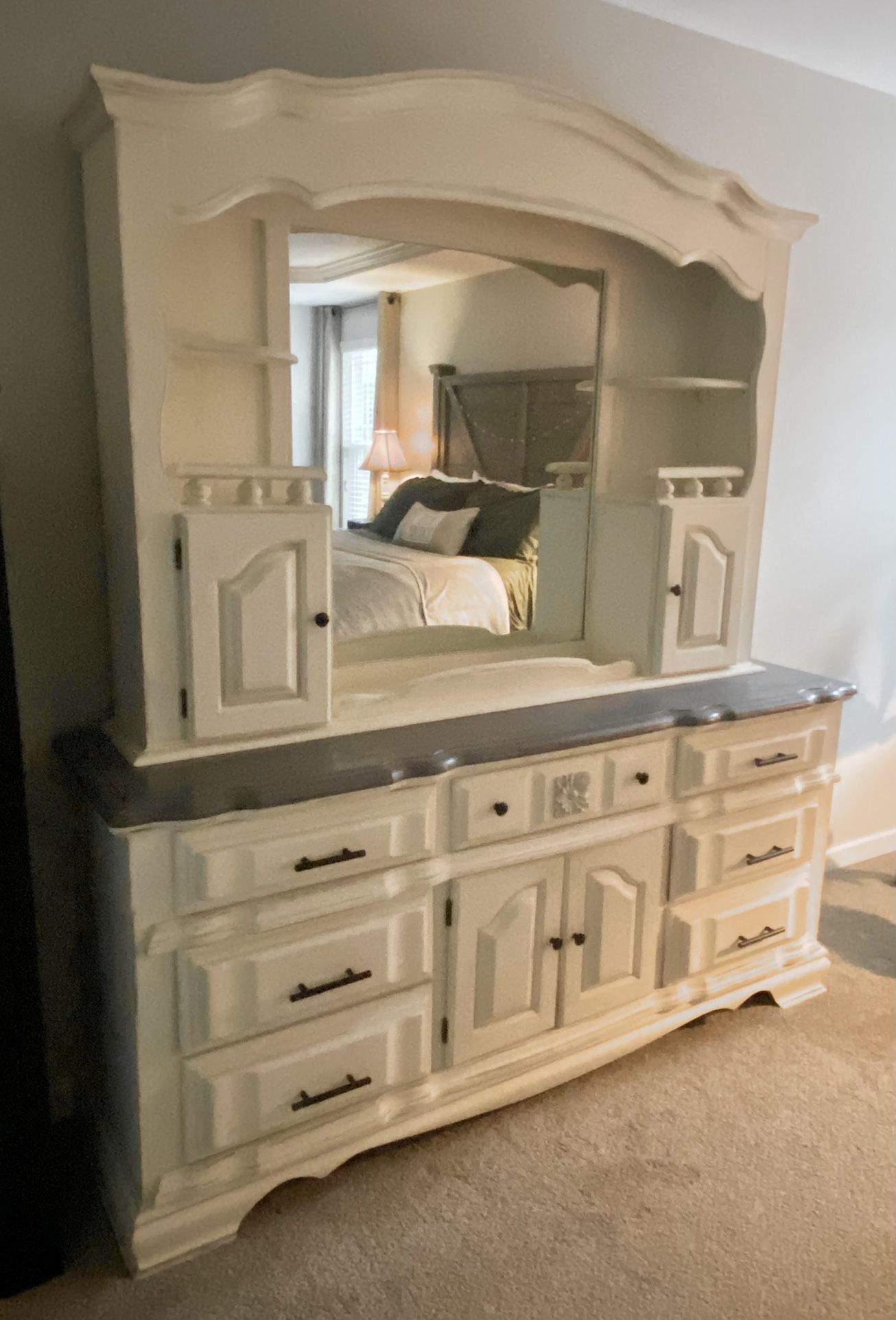 💛 Beautiful Solid Wood Dresser with Mirror