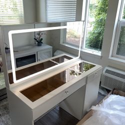 Beautiful White Vanity With Lights 