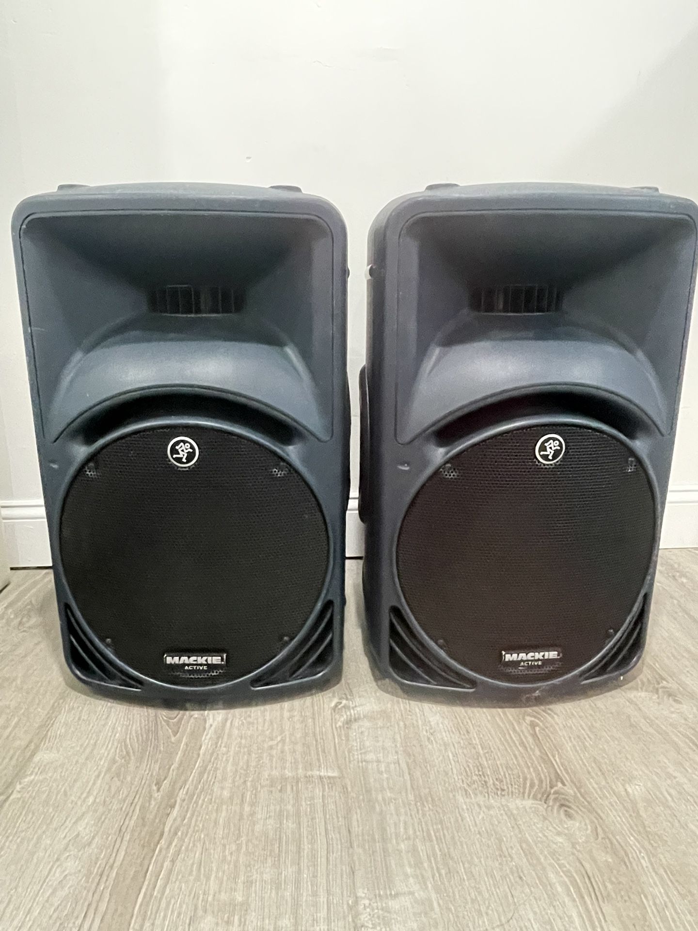 Mackie SRM450 Loud Speaker, 12 inch, 1000 W Powered Speaker/Mackie HD1501, 1200W, 15 Inch Powered Subwoofer