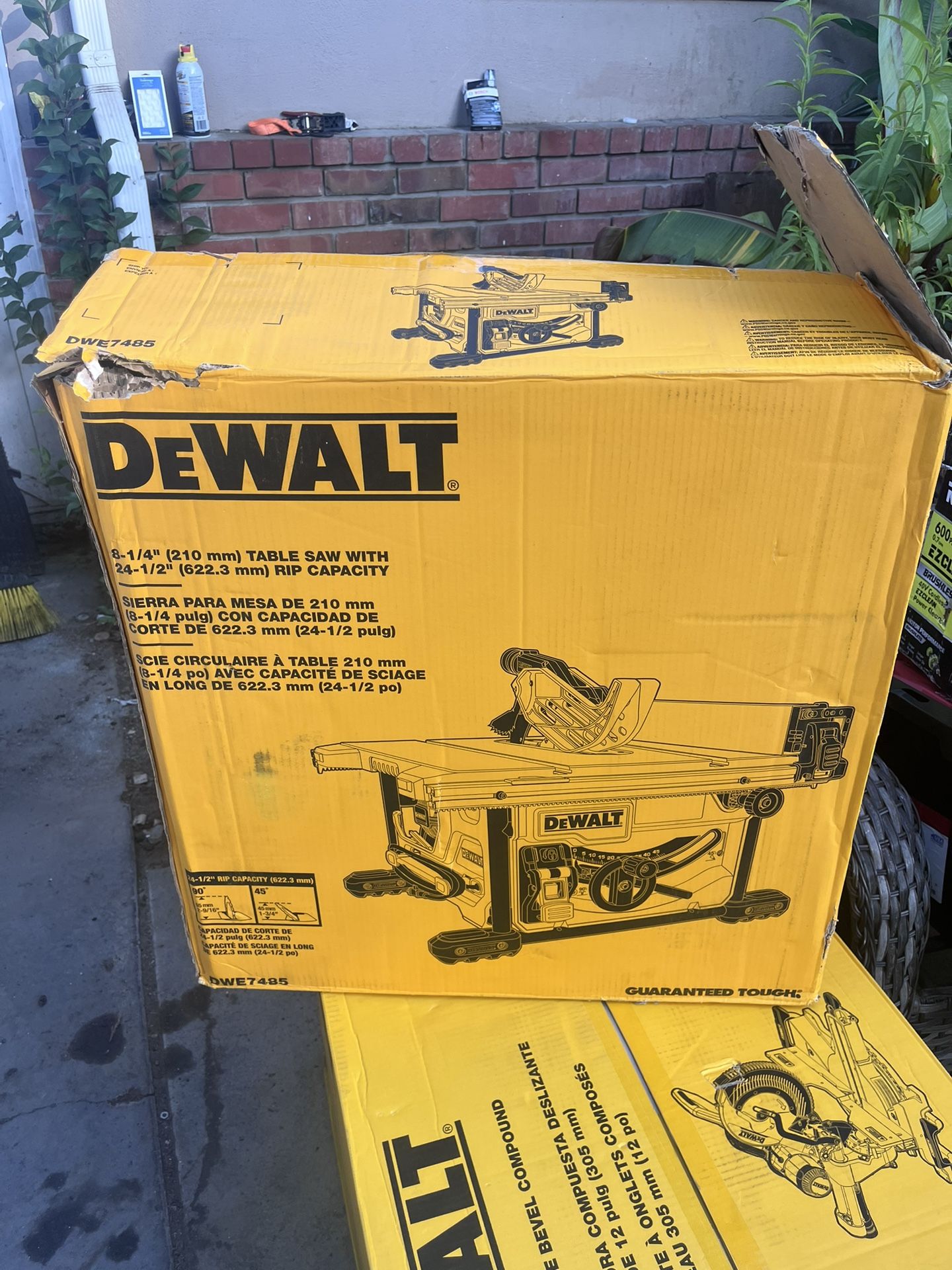 Dewalt 8-1/4" (210 mm) TABLE SAW WITH 24-1/2" (622.3 mm) RIP CAPACITY