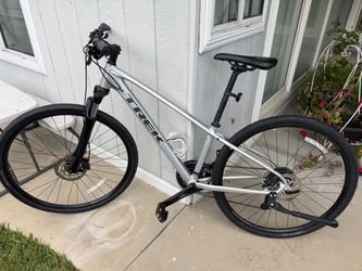 Trek Dual Sport 3 Hybrid Bike