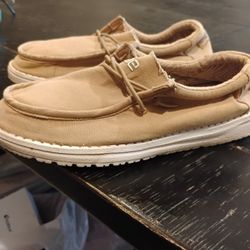 Hey Dude Shoes. Y 4 - L 5