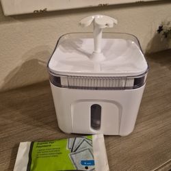 Pet water fountain