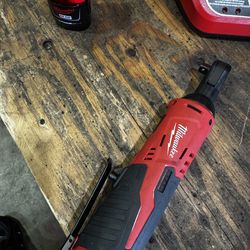 Milwaukee 12 volt 3/8” ratchet &  battery /charger kit