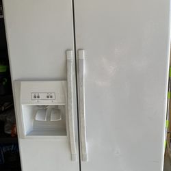Whirl Pool Side By Side Refrigerator And Freezer 